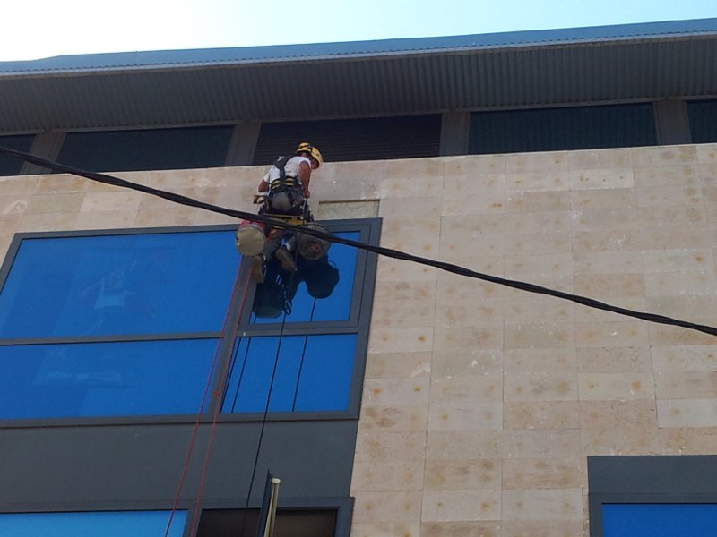 Vista previa a la reparación de fachada con aplacado de piedra en Tarragona.