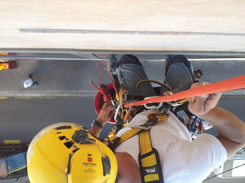 Reparación de fachada en Tarragona, trabajos verticales