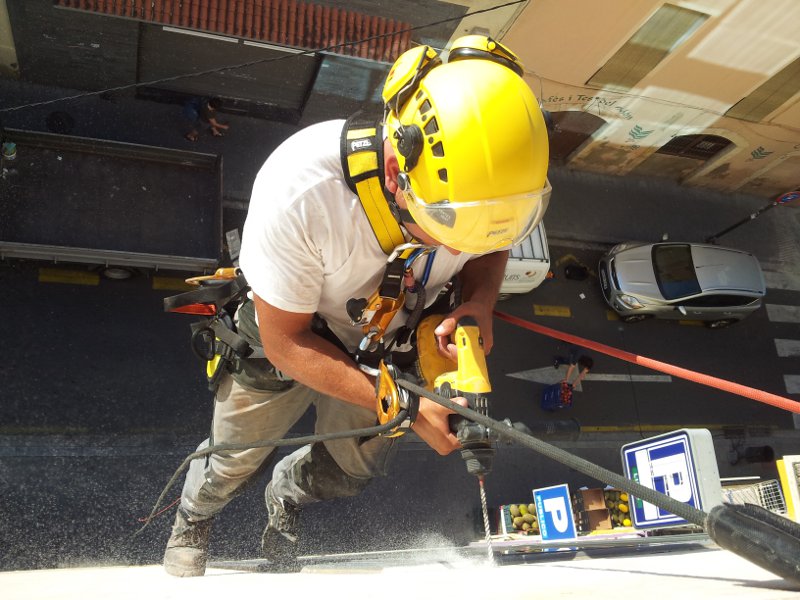 Proyecto de reparación de fachada con aplacado de piedra en Tarragona