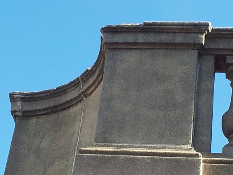 Proyecto de rehabilitación de fachada y terrazas en Barcelona. Detalle cornisas