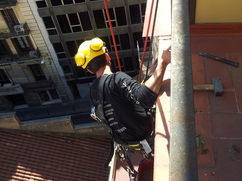 Proyecto de reparación puntual de cantos de forjado de fachada en Barcelona
