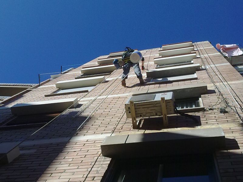 Proyecto rehabilitación de fachada en Barcelona. Trabajo vertical