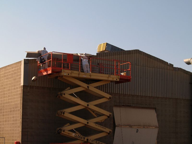 Proyecto de retirada de amianto en Tortosa detalle desmontaje